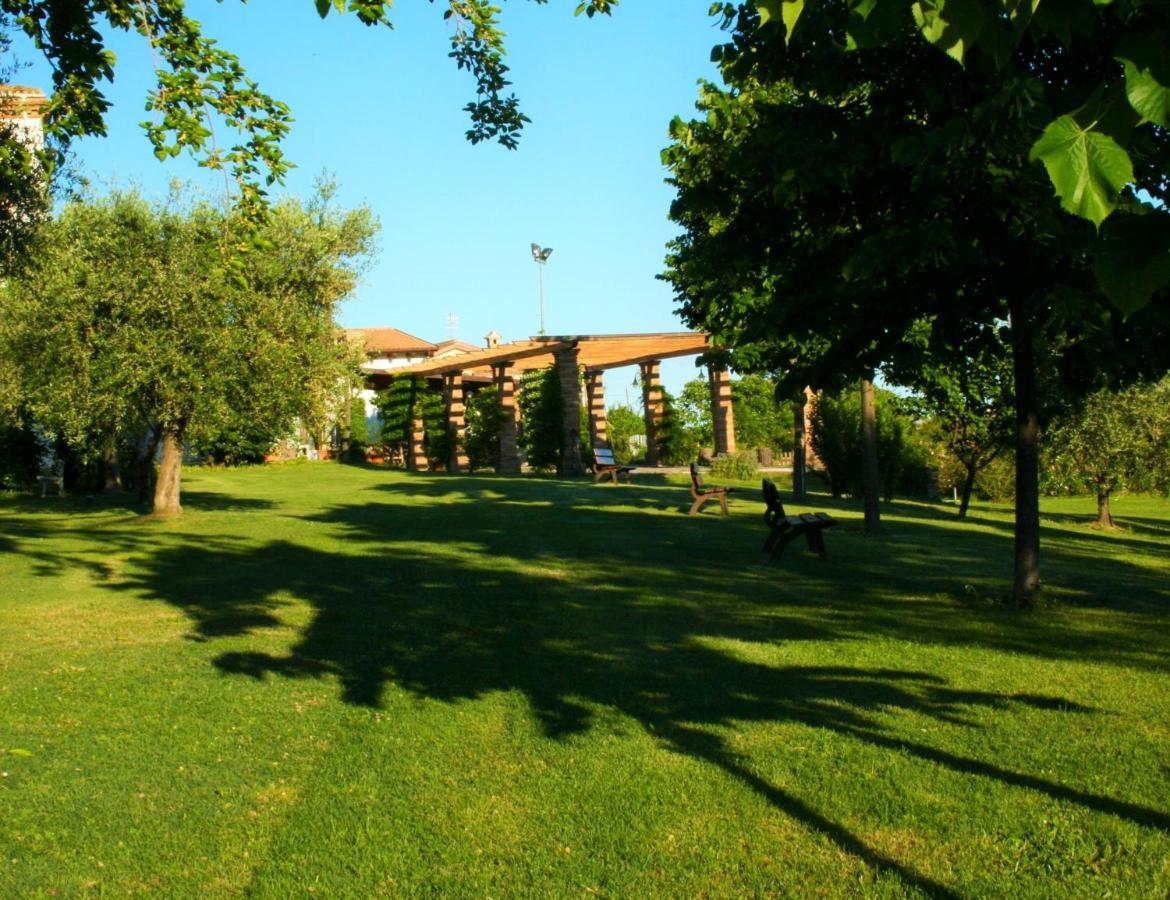 Agriturismo Villa Fiore Torano Nuovo Exterior photo
